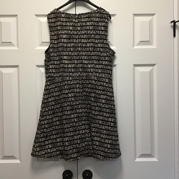 Never worn with tags Dress black and white - Picture 2 of 9